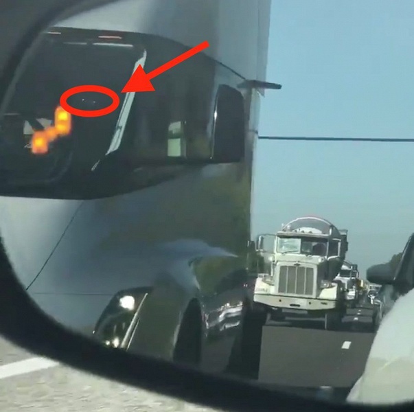 Видео дня: грузовик Tesla Semi едет по шоссе без водителя за рулём - 2 Видео дня: грузовик Tesla Semi едет по шоссе без водителя за рулём