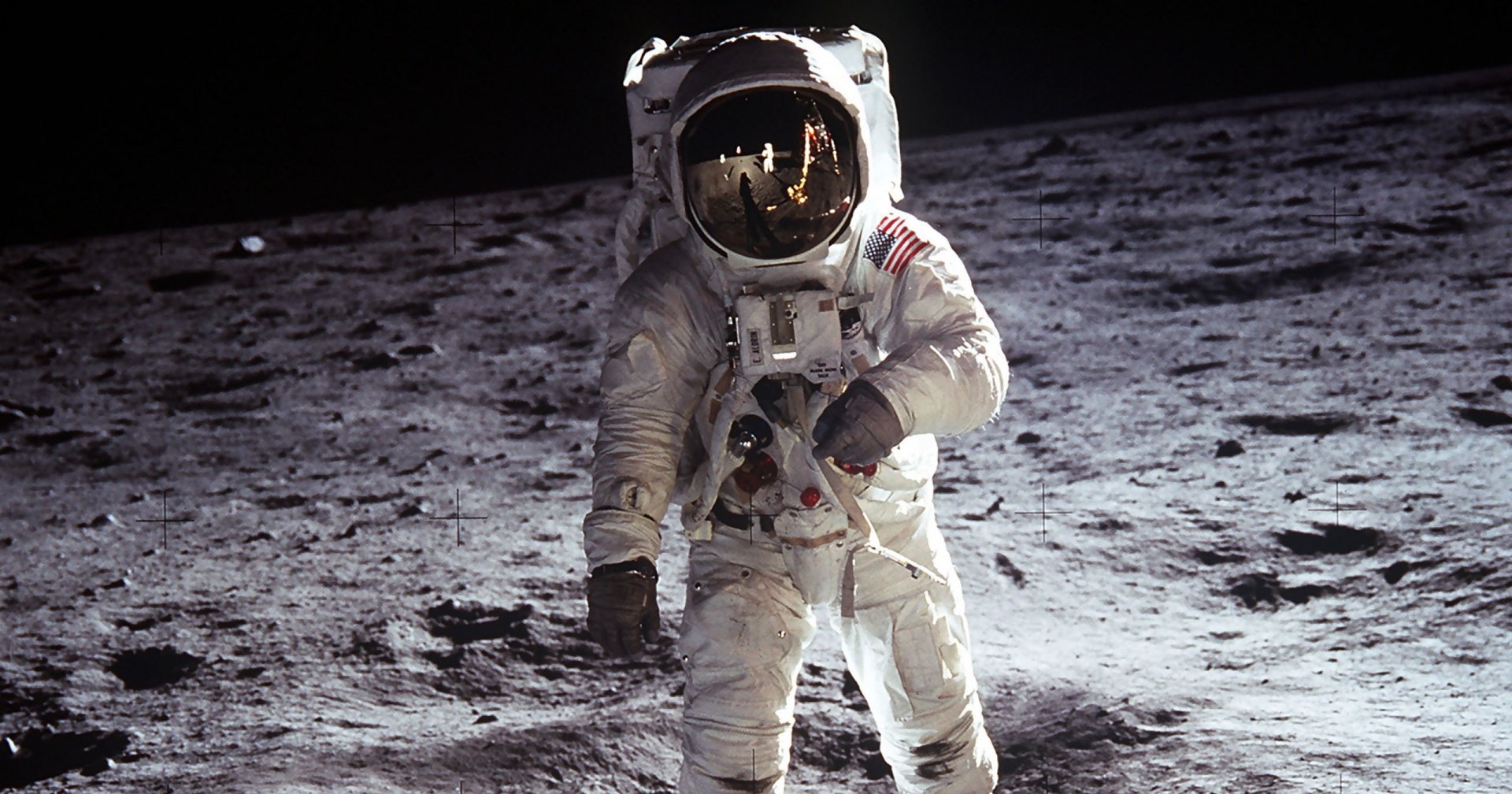 Астронавты NASA неуклюже падают на Луне: забавная подборка