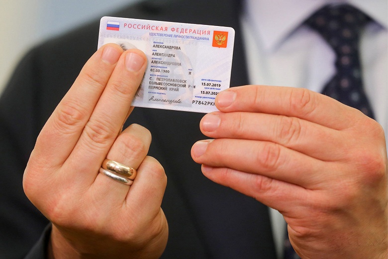 Фотогалерея дня: Медведеву показали прототип электронного паспорта россиянина