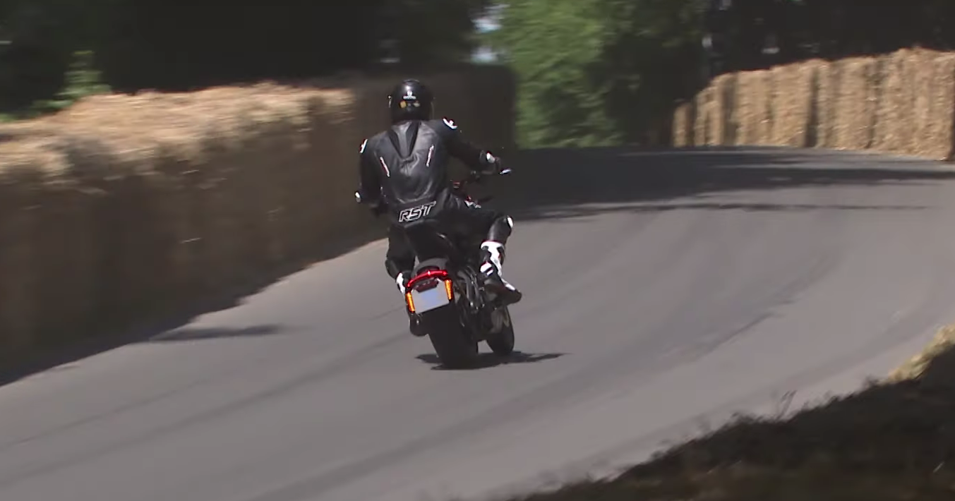 Электрический Harley-Davidson едет по трассе в Гудвуде: видео