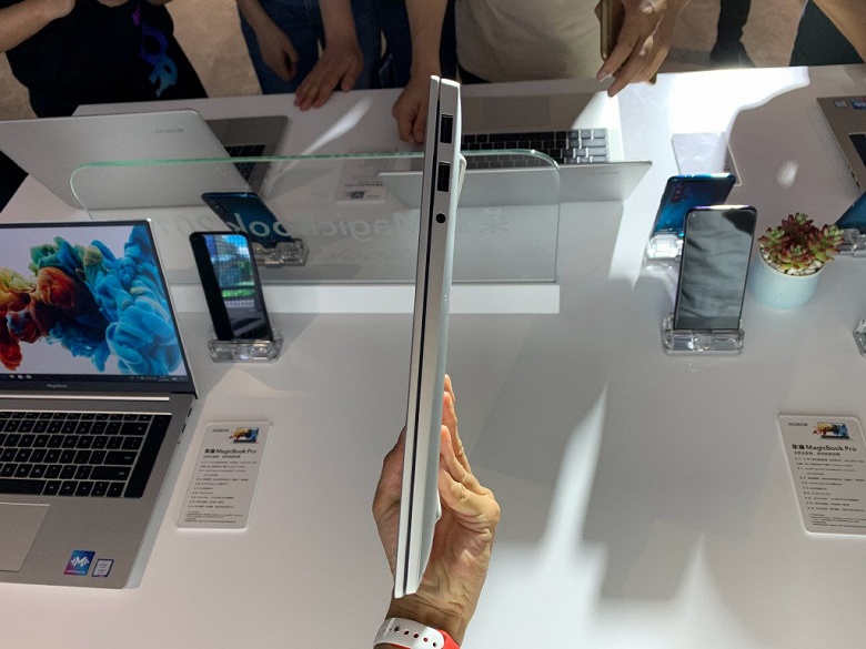Фотогалерея дня: живые снимки ноутбука Honor MagicBook Pro со всех сторон - 3 Фотогалерея дня: живые снимки ноутбука Honor MagicBook Pro со всех сторон