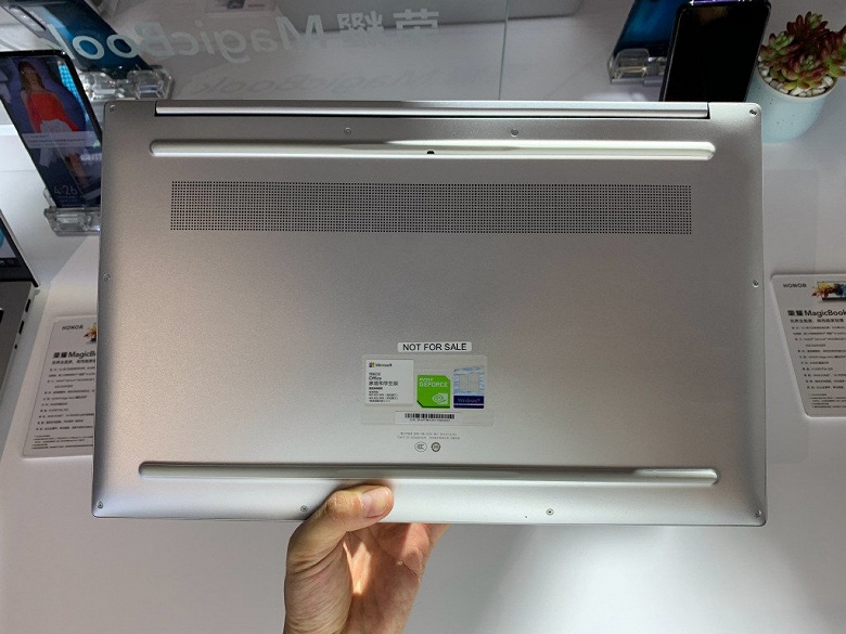 Фотогалерея дня: живые снимки ноутбука Honor MagicBook Pro со всех сторон - 5 Фотогалерея дня: живые снимки ноутбука Honor MagicBook Pro со всех сторон