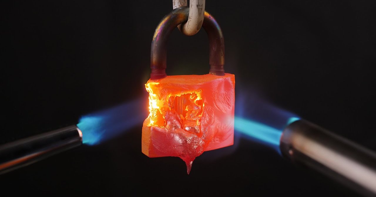 Сможет ли газовая горелка расплавить навесной замок: игра с огнем