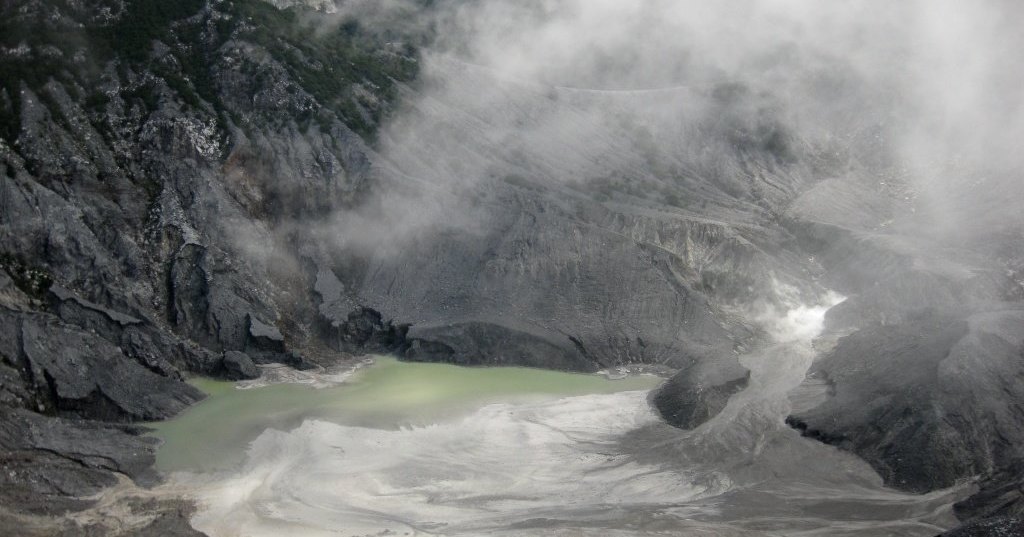 Извержение вулкана Параху. Остров Ява, 26 июля 2019 года