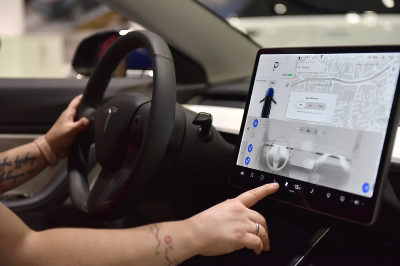 Tesla добавит в свои электромобили поддержку Netflix и YouTube