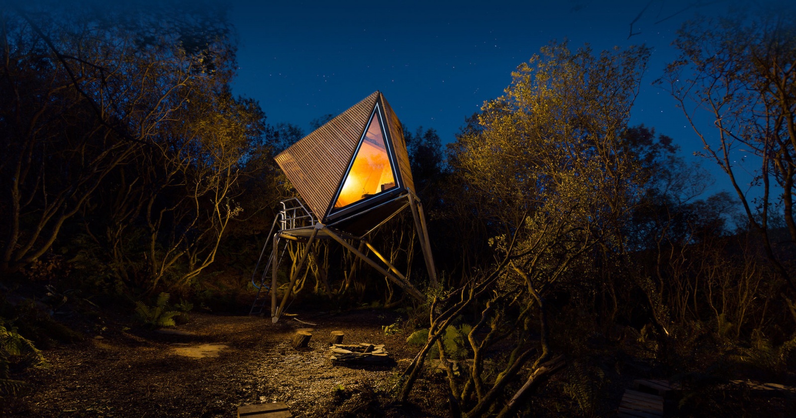 Ни туалета, ни душа, ни плиты: уникальная хижина в лесу Ни туалета, ни душа, ни плиты: уникальная хижина в лесу