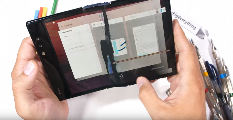 Блогер-испытатель JerryRigEverything добрался до первого в мире серийного гибкого смартфона