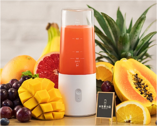 Портативная соковыжималка Xiaomi Portable MIJIA Juicer может сделать 15 кружек сока на одном заряде 