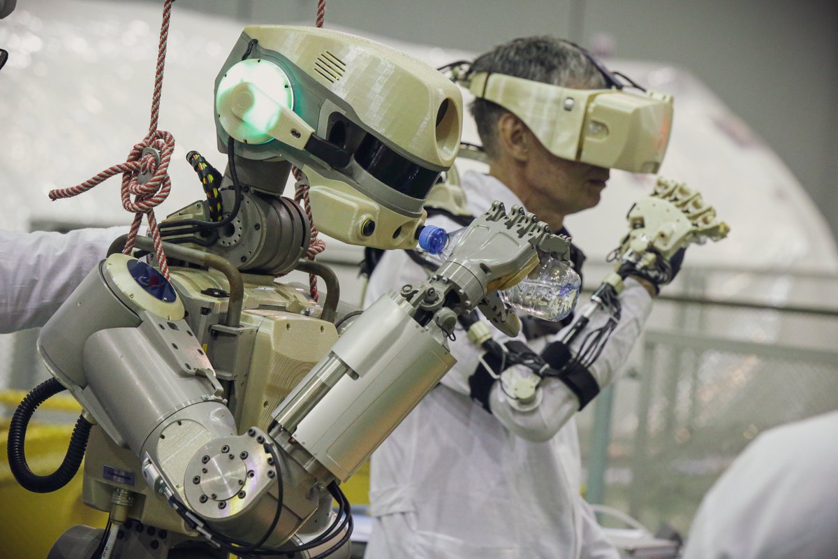 Робот FEDOR (Skybot F-850) учится… открывать бутылку и брать отвертку - 11