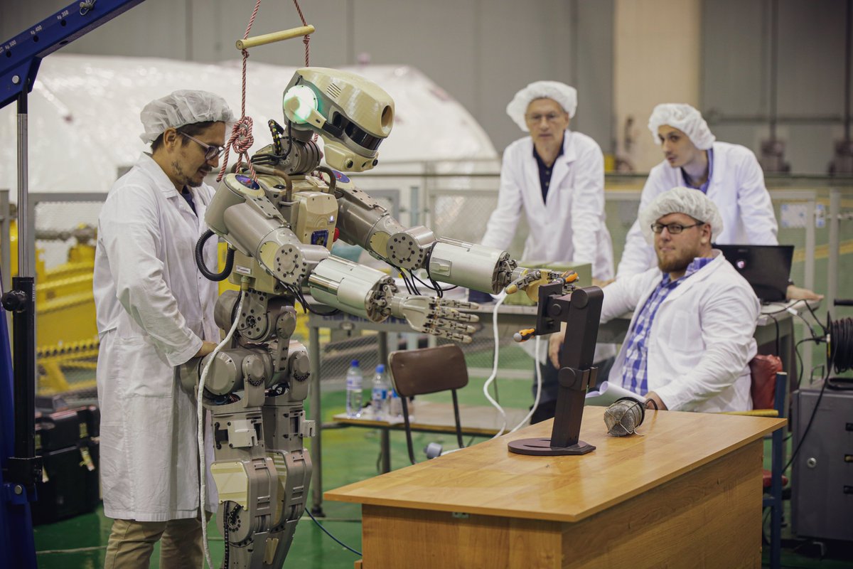 Робот FEDOR (Skybot F-850) учится… открывать бутылку и брать отвертку - 17