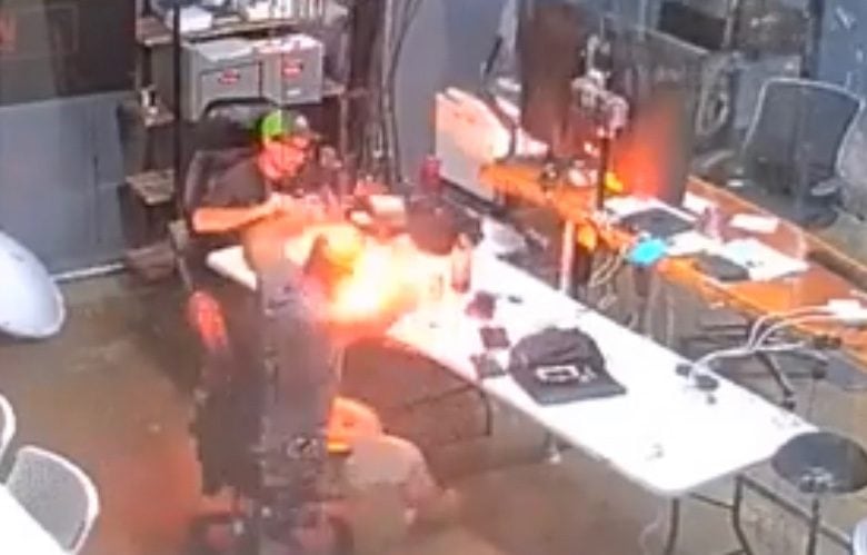 Видео дня: вздувшийся аккумулятор iPhone взорвался прямо на камеру