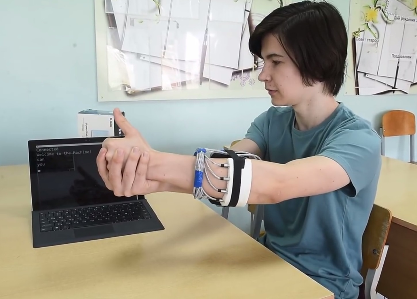 Российский школьник выиграл грант от Google за изобретение устройства, которое помогает глухим озвучивать свои мысли - 3