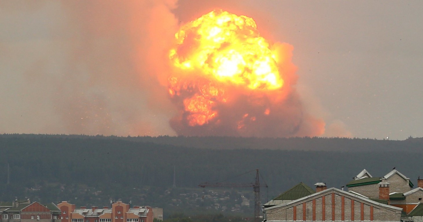 Взрывы на складе боеприпасов в Сибири попали на видео