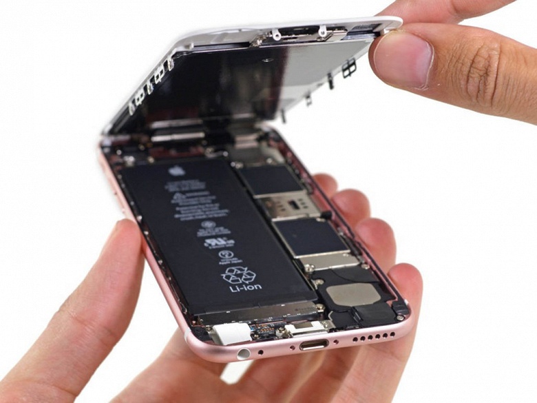 Apple препятствует замене аккумулятора в современных смартфонах iPhone