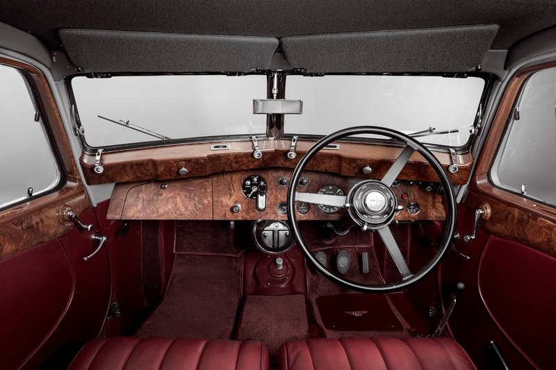 Bentley воссоздала уникальный автомобиль 1939 года