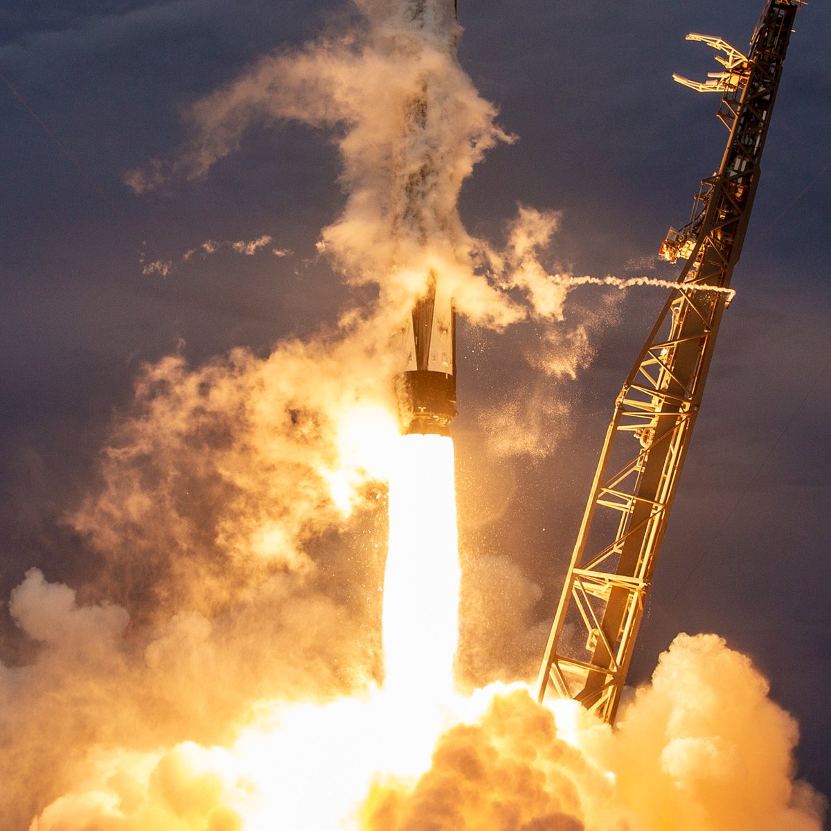 В SpaceX во второй раз успешно поймали в сеть над водой половинку обтекателя Falcon 9 - 9