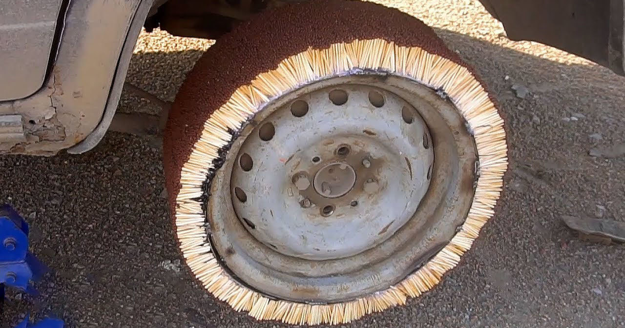 ваз 2114 с проколотыми колесами. спущенное колесо. спущенное колесо киа рио. спущенное колесо автомобиля. колесо от автомобиля.