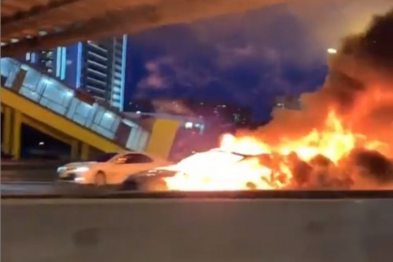 Видео дня: электромобиль Tesla на автопилоте стал причиной аварии на МКАД и сгорел
