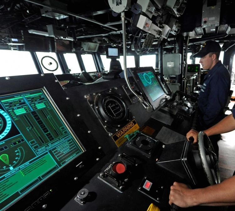 ВМС США отказываются от сенсорного управления в пользу ручного на эсминцах после столкновения