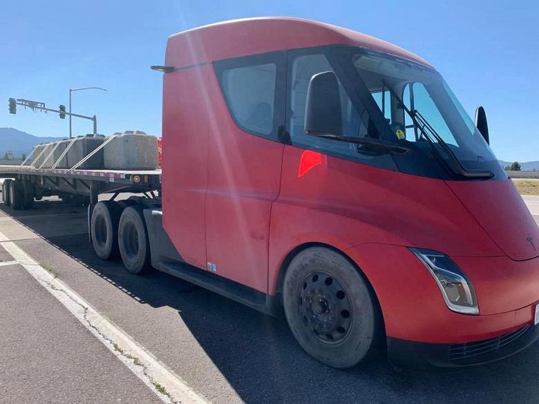Электрический грузовик Tesla Semi с полной нагрузкой подтвердил заявленную автономность