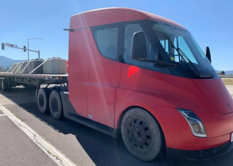 Автономность полностью загруженного электрического грузовика Tesla Semi соответствует заявленной производителем