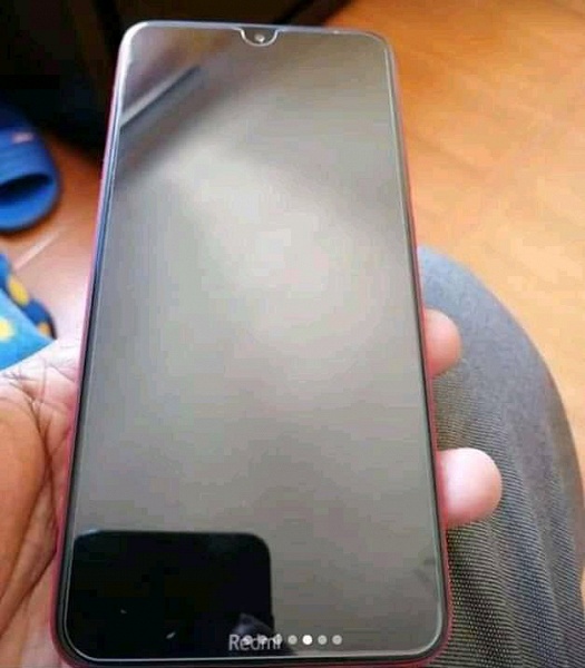 Смартфон Redmi 8 позирует на живых фото в руках пользователя