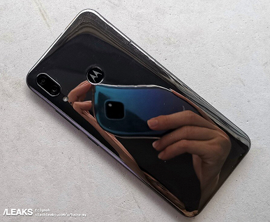 Каплевидный вырез и двойная камера: смартфон Moto E6 Plus позирует на живых фото