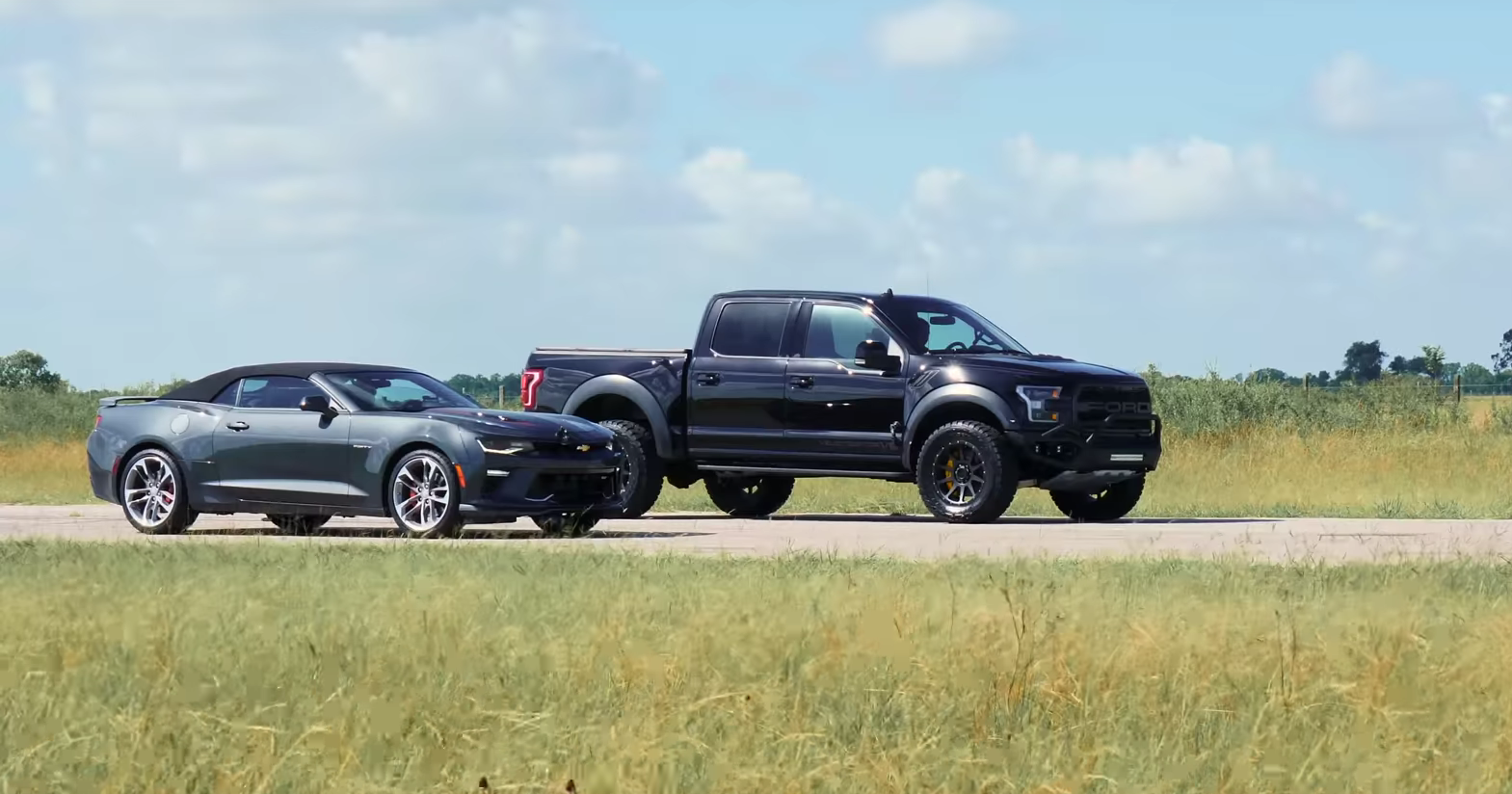 Модифицированный Ford F-150 Raptor против Chevrolet Camaro SS: дрэг-гонка