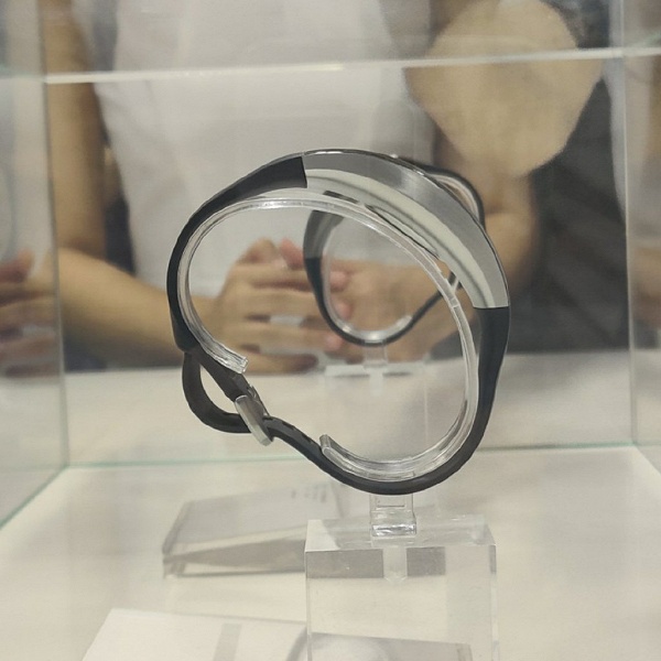 Умные часы с гибким экраном Huami Amazfit X &mdash; не просто концепт. Новые детали и фотографии