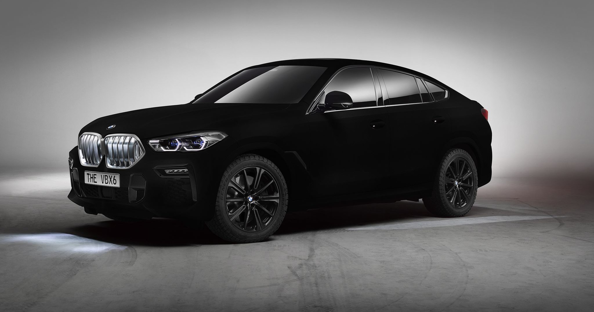 BMW покрасила машину в самое чёрное из известных веществ