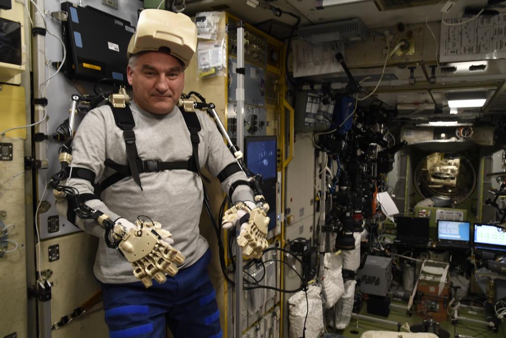 Робот FEDOR — много фото и даже видео с МКС, подготовка космонавта-оператора и первые испытания робота - 10