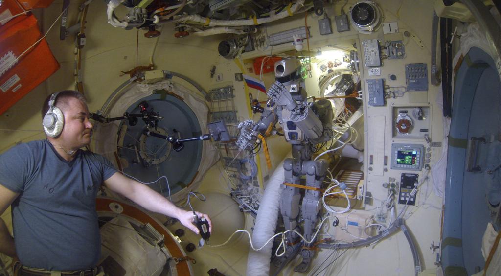 Робот FEDOR — много фото и даже видео с МКС, подготовка космонавта-оператора и первые испытания робота - 21