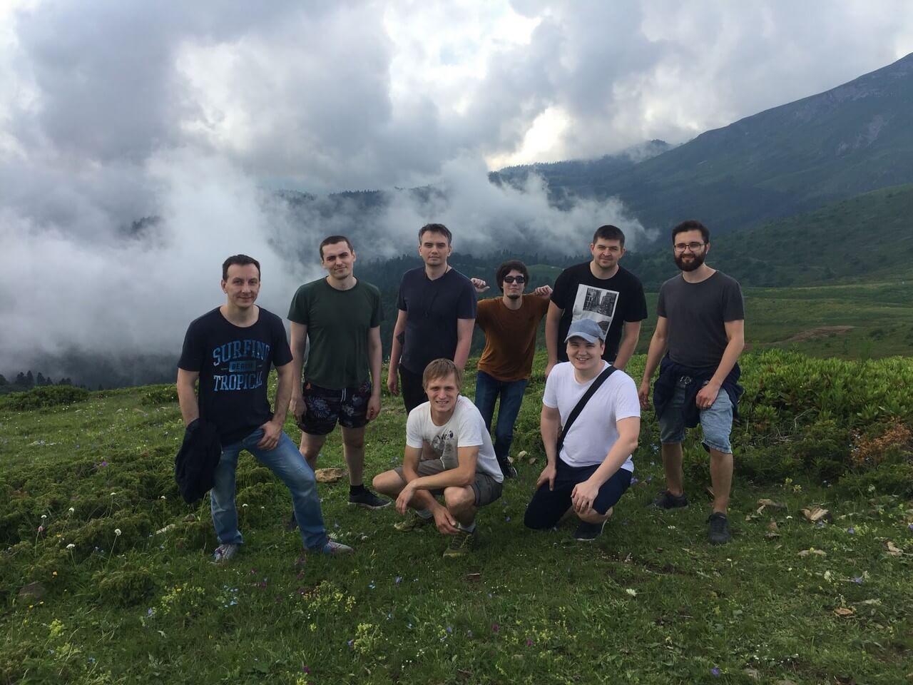 Дружественная атмосфера в коллективе. Разноцветные человечки. Американский футбол команды. Отдельная команда. Форма игрока в американский футбол.