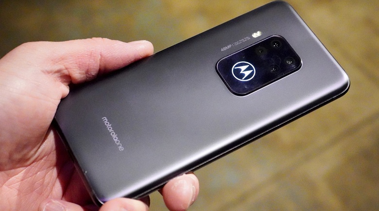 Motorola One Zoom: экран OLED, оптическая стабилизация на двух модулях квадрокамеры и большой аккумулятор