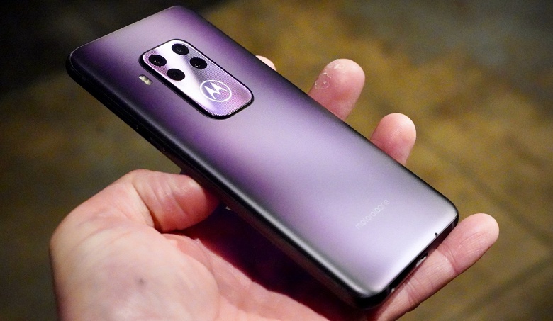 Motorola One Zoom: экран OLED, оптическая стабилизация на двух модулях квадрокамеры и большой аккумулятор