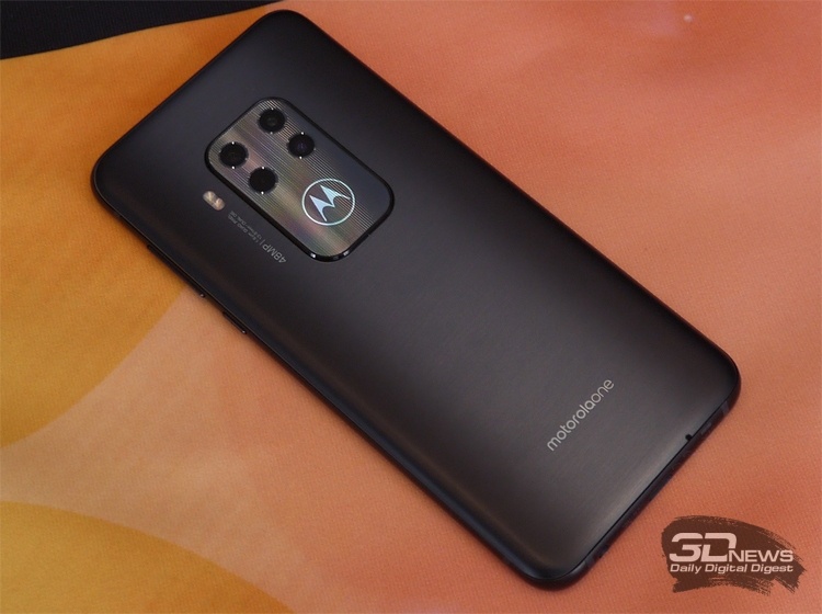 IFA 2019: смартфон Motorola One Zoom с квадрокамерой на стенде Lenovo
