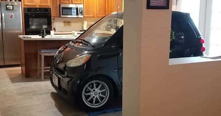 Автомобиль спрятали на кухне, чтобы спасти от урагана «Дориан»