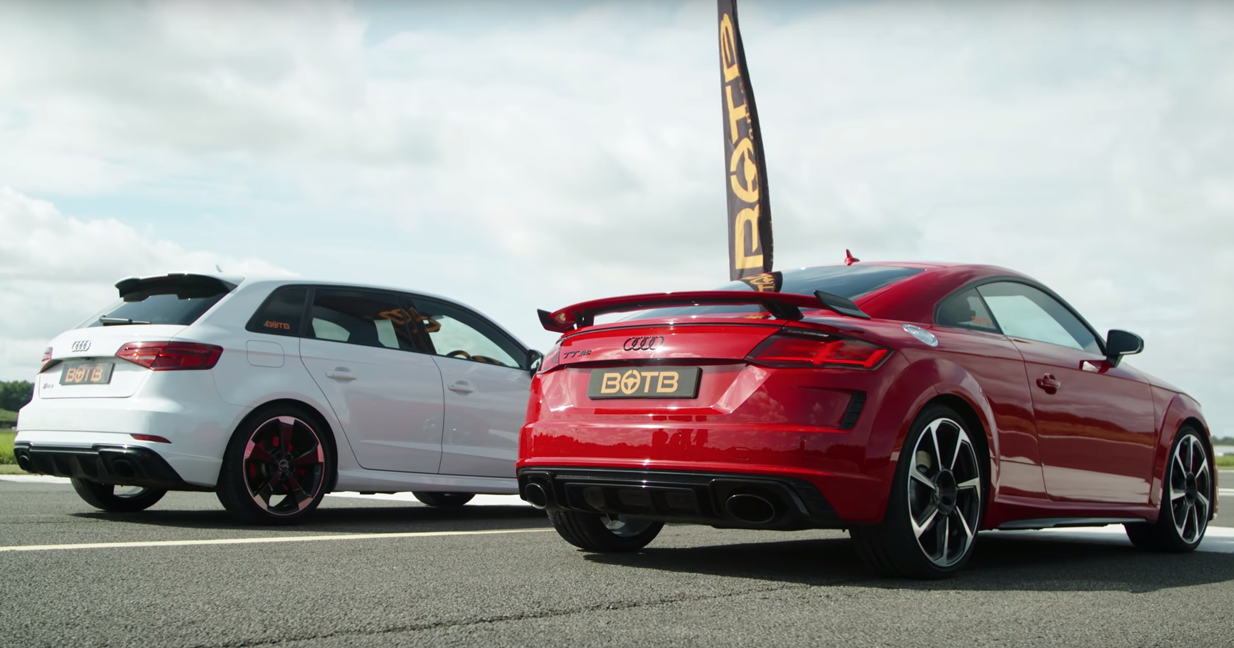 Audi RS3 против Audi TT RS: дрэг-гонка