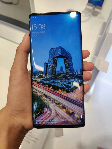 Vivo выбрала странное место для анонса первого смартфона с экраном-водопадом - 4 Vivo выбрала странное место для анонса первого смартфона с экраном-водопадом