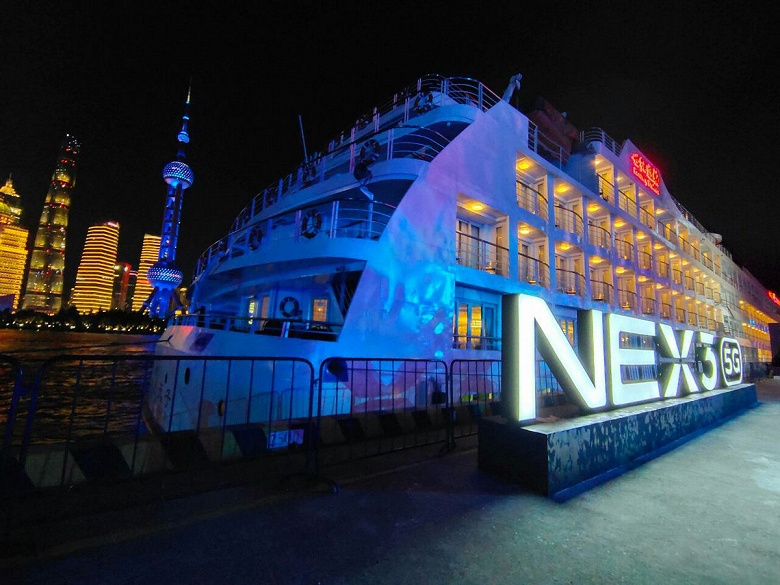 Vivo выбрала странное место для анонса первого смартфона с экраном-водопадом - 1 Vivo выбрала странное место для анонса первого смартфона с экраном-водопадом