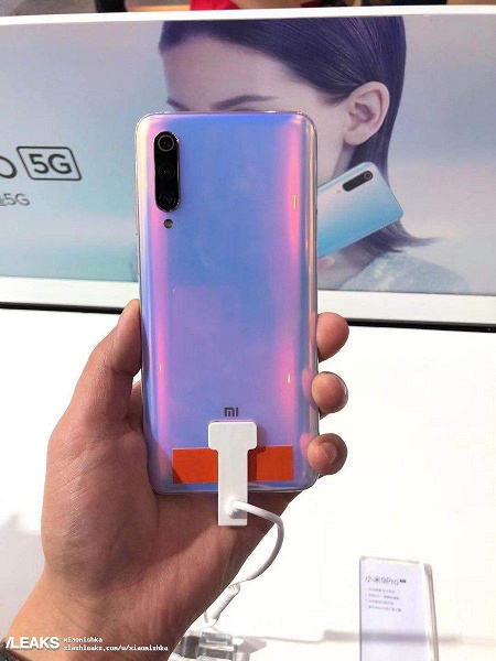 Никакого экрана-водопада. Первые фото Xiaomi Mi 9 Pro и видео, в котором смартфон заряжает Appe AirPods