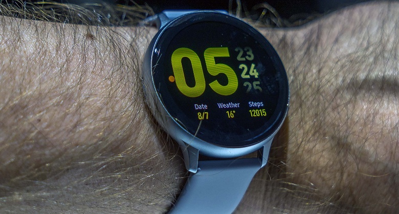 В часах Samsung Galaxy Watch Active 2 из коробки отключена основная новая функция