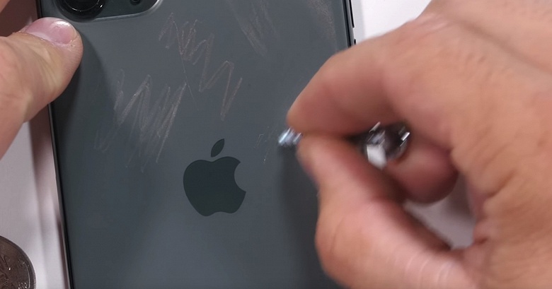 iPhone 11 Pro Max &mdash; отличник тестов блогера JerryRigEverything 