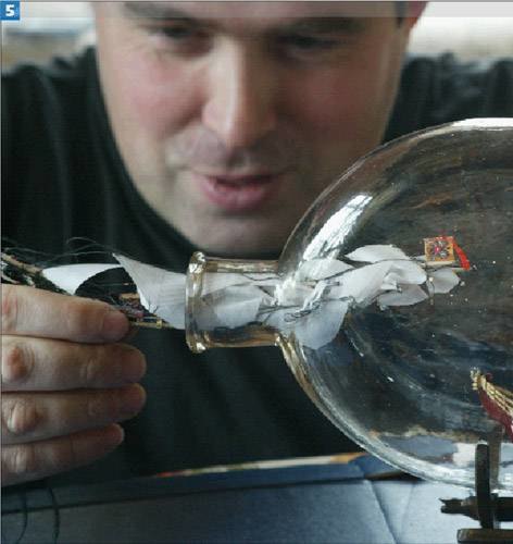 Как за унуть корабль в бутылку. Как кораблик помещают в бутылку. Корабль в бутылке. Как кораблик помещают в бутылку. Кораблик в бутылке своими руками.