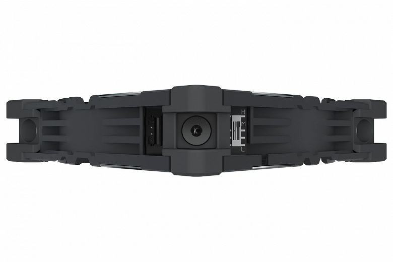 Переключатель на корпусе вентилятора Cooler Master MasterFan SF120M позволяет ограничивать максимальную скорость