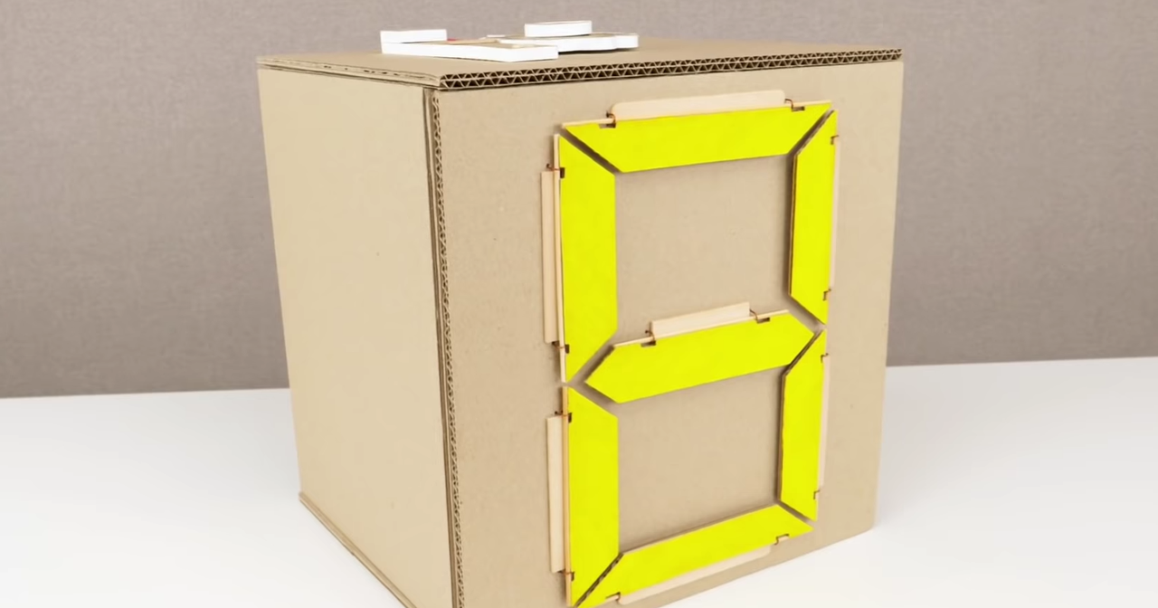 Как сделать “электронный” циферблат из картона и резинок