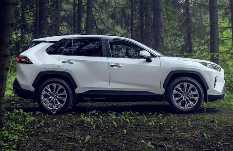 Новый кроссовер Toyota RAV4: улучшенный внедорожный потенциал и цена от 1 756 000 рублей