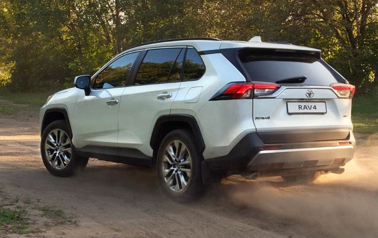 Новый кроссовер Toyota RAV4: улучшенный внедорожный потенциал и цена от 1 756 000 рублей