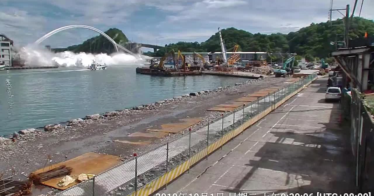 Обрушение моста на Тайване попало на видео