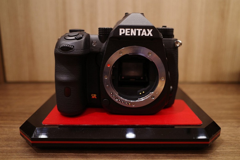 Появились новые снимки флагманской зеркальной камеры Pentax формата APS-C